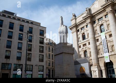 Europe Italie Milan Milan la sculpture du majeur de Maurizio Cattelan message aux banquiers italiens dans le quartier financier Banque D'Images