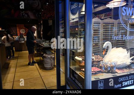 Bruges, Belgique - 29 août 2024 : une chocolaterie belge dans la vieille ville de Bruges Banque D'Images