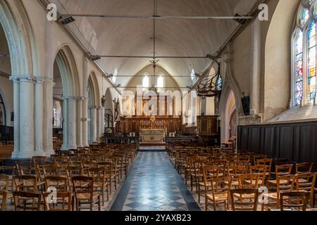 Saint-Valery-sur-somme, France - 09 19 2024 : vue intérieure de l'église Saint-Martin depuis la nef Banque D'Images