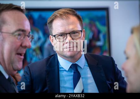 Berlin, Allemagne. 16 octobre 2024. Le ministre d'État pour les nouveaux États fédéraux Carsten Schneider (SPD) attend le début de la réunion du cabinet à la Chancellerie fédérale. Entre autres choses, le gouvernement fédéral veut adopter une stratégie pour attirer des travailleurs qualifiés de l'Inde. Crédit : Michael Kappeler/dpa/Alamy Live News Banque D'Images