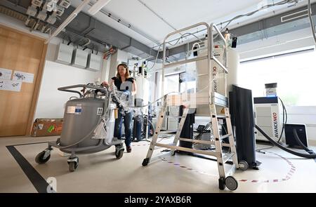 IMAGE THÉMATIQUE - projet 'capturer l'avenir' : un technicien travaillant dans l'installation de résonance magnétique nucléaire (RMN) le jeudi 29 août 2024, au campus ISTA de Klosterneuburg. Actuellement, un spectromètre RMN avance IV de 600 MHz équipé d'une sonde TBO large bande à l'état de solution, un spectromètre 800 MHz avec une sonde cryogénique refroidie à l'hélium à l'état de solution et un spectromètre supplémentaire de 700 MHz sont disponibles. Les trois appareils sont équipés de sondes à semi-conducteurs tournantes à angle magique rapide et solution. - 20240829 PD27549 Banque D'Images