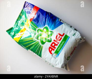 Ariel détergent à lessive sac de 6 kg avec formule bleue puissante Banque D'Images