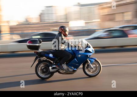 Belgrade, Serbie - 10 octobre 2024 : motocycliste qui accélère sur une moto dans une rue de la ville par une journée ensoleillée Banque D'Images