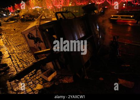 Les équipes de nettoyage parisiennes nettoient les débris et les barricades et nettoient le long des champs-ElysAes et près de l’Arc de Triomphe dimanche matin, au lendemain d’une violente manifestation des militants anti-randonnées carburant. Samedi 24 novembre, environ 5 000 manifestants des gilets jaunes avaient convergé sur l'avenue parisienne pour manifester contre une augmentation de la taxe sur les carburants avec des violences entre eux et la police. Les gendarmes et la police anti-émeute ont utilisé des gaz lacrymogènes et des canons à eau pour disperser la foule lors du deuxième week-end de manifestations contre la hausse des prix du carburant Banque D'Images