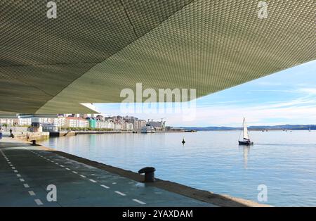 Vue sur le paysage à travers la baie depuis le centre des arts Botin Centre avec un yacht passant utilisant la puissance du moteur sur un matin calme Santander Cantabria Espagne Banque D'Images