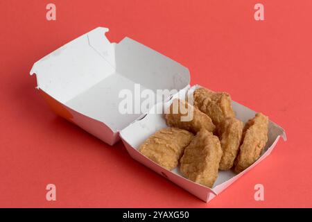 Londres, Royaume-Uni, 14 octobre 2024:- Une vue d'un McDonalds 6 Chicken McNuggets, sur fond rouge Banque D'Images