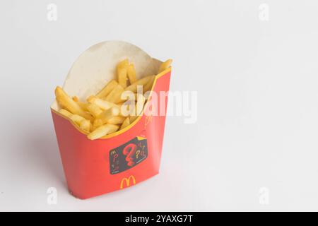 Londres, Royaume-Uni, 14 octobre 2024:- Une vue d'un McDonalds sur fond blanc Banque D'Images