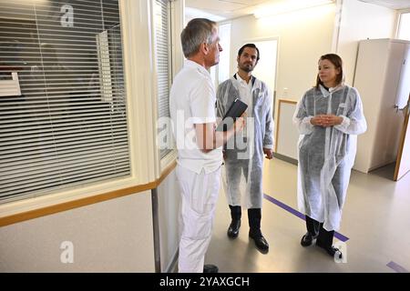 Uppsala, Suède. 16 octobre 2024. Prince Carl Philip de Suède, chirurgien plasticien Morten Kildal et Malin Söderström, secrétaire général de Operation Smile, à Akademiska sjukhuset, hôpital universitaire d'Uppsala, Uppsala, Suède, 16 octobre 2024. photo : Anders Wiklund/TT/Code 10040 photo : Anders Wiklund/TT/Code 10040 crédit : TT News Agency/Alamy Live News Banque D'Images