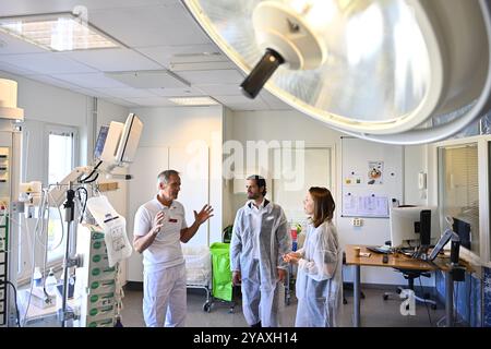 Uppsala, Suède. 16 octobre 2024. Prince Carl Philip de Suède, chirurgien plasticien Morten Kildal et Malin Söderström, secrétaire général de Operation Smile, à Akademiska sjukhuset, hôpital universitaire d'Uppsala, Uppsala, Suède, 16 octobre 2024. photo : Anders Wiklund/TT/Code 10040 crédit : TT News Agency/Alamy Live News Banque D'Images