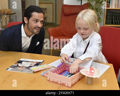 Uppsala, Suède. 16 octobre 2024. Le prince Carl Philip de Suède assiste à une réunion de patients avec Emelinn, 5 ans, à Akademiska sjukhuset, hôpital universitaire d'Uppsala, à Uppsala, Suède, le 16 octobre, 2024. Emelinn a été opéré quatre fois pour une fente labio-palatine. Photo : Anders Wiklund/TT/Code 10040 crédit : TT News Agency/Alamy Live News Banque D'Images