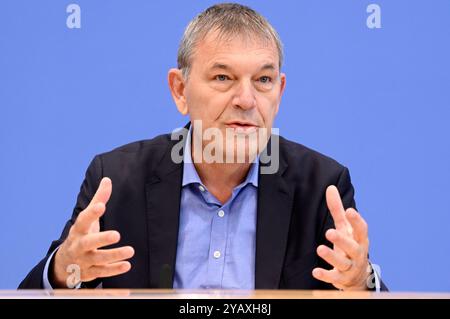 Philippe Lazzarini BEI der Bundespressekonferenz UNRWA : Aktuelle situation und Schwierigkeiten der humanitären Hilfe im Nahen Osten im Haus der Bundespressekonferenz. Berlin, 16.10.2024 *** Philippe Lazzarini à la Conférence de presse fédérale de l'UNRWA situation actuelle et difficultés de l'aide humanitaire au moyen-Orient dans la Maison de la Conférence de presse fédérale Berlin, 16 10 2024 Foto:XF.xKernx/xFuturexImagex unrwa 4009 Banque D'Images