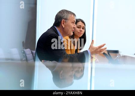 Philippe Lazzarini BEI der Bundespressekonferenz UNRWA : Aktuelle situation und Schwierigkeiten der humanitären Hilfe im Nahen Osten im Haus der Bundespressekonferenz. Berlin, 16.10.2024 *** Philippe Lazzarini à la Conférence de presse fédérale de l'UNRWA situation actuelle et difficultés de l'aide humanitaire au moyen-Orient dans la Maison de la Conférence de presse fédérale Berlin, 16 10 2024 Foto:XF.xKernx/xFuturexImagex unrwa 4017 Banque D'Images