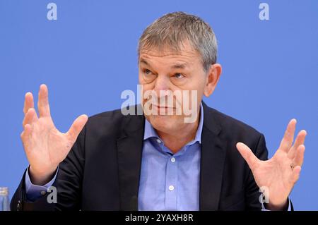 Philippe Lazzarini BEI der Bundespressekonferenz UNRWA : Aktuelle situation und Schwierigkeiten der humanitären Hilfe im Nahen Osten im Haus der Bundespressekonferenz. Berlin, 16.10.2024 *** Philippe Lazzarini à la Conférence de presse fédérale de l'UNRWA situation actuelle et difficultés de l'aide humanitaire au moyen-Orient dans la Maison de la Conférence de presse fédérale Berlin, 16 10 2024 Foto:XF.xKernx/xFuturexImagex unrwa 4012 Banque D'Images