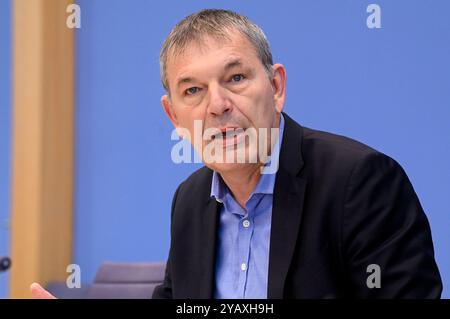 Philippe Lazzarini BEI der Bundespressekonferenz UNRWA : Aktuelle situation und Schwierigkeiten der humanitären Hilfe im Nahen Osten im Haus der Bundespressekonferenz. Berlin, 16.10.2024 *** Philippe Lazzarini à la Conférence de presse fédérale de l'UNRWA situation actuelle et difficultés de l'aide humanitaire au moyen-Orient dans la Maison de la Conférence de presse fédérale Berlin, 16 10 2024 Foto:XF.xKernx/xFuturexImagex unrwa 4015 Banque D'Images