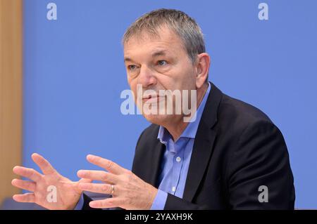 Philippe Lazzarini BEI der Bundespressekonferenz UNRWA : Aktuelle situation und Schwierigkeiten der humanitären Hilfe im Nahen Osten im Haus der Bundespressekonferenz. Berlin, 16.10.2024 *** Philippe Lazzarini à la Conférence de presse fédérale de l'UNRWA situation actuelle et difficultés de l'aide humanitaire au moyen-Orient dans la Maison de la Conférence de presse fédérale Berlin, 16 10 2024 Foto:XF.xKernx/xFuturexImagex unrwa 4014 Banque D'Images