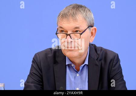 Philippe Lazzarini BEI der Bundespressekonferenz UNRWA : Aktuelle situation und Schwierigkeiten der humanitären Hilfe im Nahen Osten im Haus der Bundespressekonferenz. Berlin, 16.10.2024 *** Philippe Lazzarini à la Conférence de presse fédérale de l'UNRWA situation actuelle et difficultés de l'aide humanitaire au moyen-Orient dans la Maison de la Conférence de presse fédérale Berlin, 16 10 2024 Foto:XF.xKernx/xFuturexImagex unrwa 4008 Banque D'Images