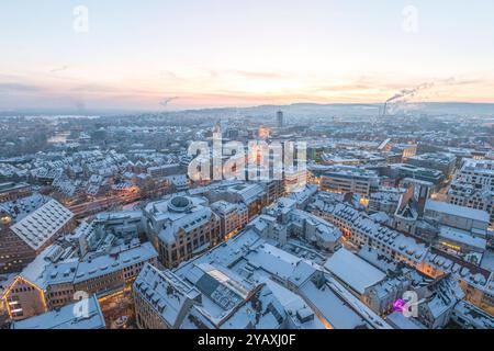 Idyllischer Winterabend über Ulm zur Adventszeit Blick auf die verschneite Donau-Stadt Ulm in Baden-Württemberg Ulm/Neu-Ulm BW/Bayern Deutschland *** Banque D'Images