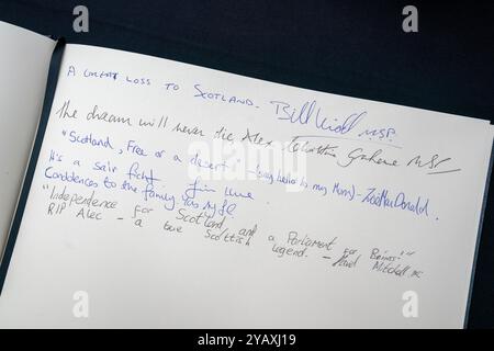 Un livre de condoléances à la mémoire d'Alex Salmond, au Parlement écossais à Édimbourg. L'ancien premier ministre écossais et actuel chef du parti Alba est décédé à l'âge de 69 ans le samedi 12 octobre 2024. Date de la photo : mercredi 16 octobre 2024. Banque D'Images