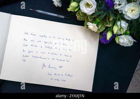 Hommage du premier ministre John Swinney dans un livre de condoléances à la mémoire d'Alex Salmond, au Parlement écossais à Édimbourg. L'ancien premier ministre écossais et actuel chef du parti Alba est décédé à l'âge de 69 ans le samedi 12 octobre 2024. Date de la photo : mercredi 16 octobre 2024. Banque D'Images