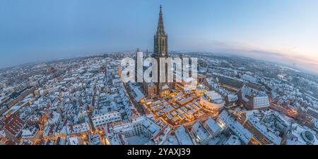 Idyllischer Winterabend über Ulm zur Adventszeit Blick auf die verschneite Donau-Stadt Ulm in Baden-Württemberg Ulm/Neu-Ulm BW/Bayern Deutschland *** Banque D'Images