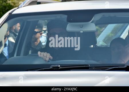 Srinagar, Inde. 16 octobre 2024. Le dirigeant de la Conférence nationale du Jammu-et-Cachemire, Omar Abdullah (à gauche), arrive après sa cérémonie de prestation de serment au Centre international de conférences du Sheri-Cachemire (SKICC) à Srinagar. Le dirigeant de la Conférence nationale du Jammu-et-Cachemire (JKNC), Omar Abdullah, a prêté serment en tant que premier ministre en chef du Jammu-et-Cachemire, le premier gouvernement élu sur le territoire de l'Union depuis 2019, date à laquelle l'article 370 a été abrogé. Crédit : SOPA images Limited/Alamy Live News Banque D'Images