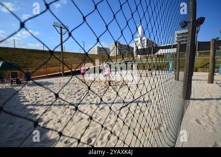 Athlètes jouant dans la compétition de tennis de plage Banque D'Images