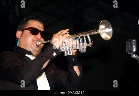 Milan Italie 06/2002 : Roy Paci, chanteur italien, lors du concert live au Palavobis Banque D'Images