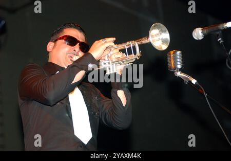 Milan Italie 06/2002 : Roy Paci, chanteur italien, lors du concert live au Palavobis Banque D'Images