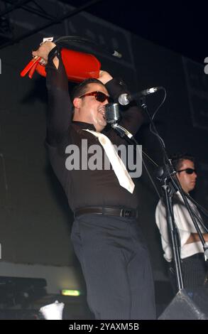 Milan Italie 06/2002 : Roy Paci, chanteur italien, lors du concert live au Palavobis Banque D'Images