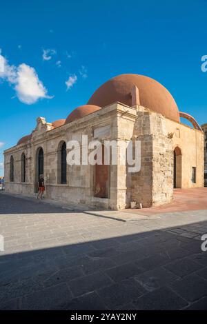 Vieille mosquée, vue sur la mosquée Kucuk Hasan Pacha - maintenant un espace d'exposition - situé dans la vieille ville de la zone portuaire de Chania (Hania), Crète Banque D'Images