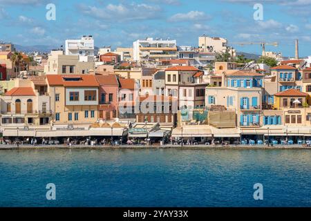 Port de Chania Crète, vue sur les bâtiments riverains bordant le port dans le pittoresque quartier vénitien de la vieille ville de Chania (Hania), Crète, Grèce. Banque D'Images
