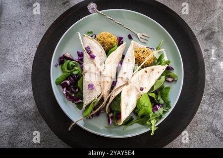 Un wrap rempli de falafels faits maison, de légumes frais et de sauce, prêt à être dégusté comme un repas savoureux Banque D'Images