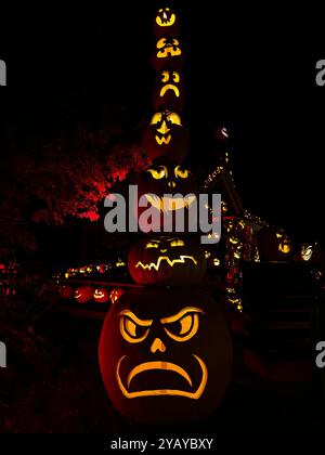 Citrouilles sculptées illuminées pour Halloween brillantes dans le noir Banque D'Images