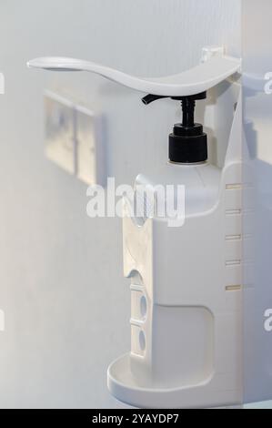 Un distributeur élégant de désinfectant pour les mains monté sur un mur offre un accès facile pour promouvoir la propreté et la santé dans un environnement contemporain, améliorant ainsi la visite Banque D'Images