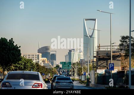 Tour Mamlaka, tour du Royaume dans la capitale à riyad Arabie Saoudite. vibrations matinales avec ciel clair. Banque D'Images