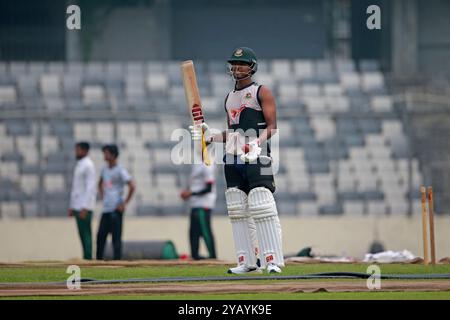 Hasan Mahmud (à droite) en tant que membre de l'équipe du Bangladesh a commencé à s'entraîner avant la série de deux matchs à domicile contre l'Afrique du Sud au Sher-e-Bangla National de Mirpur Banque D'Images