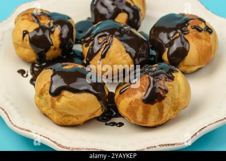 assiette de profiteroles en chocolat, gros plan Banque D'Images