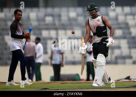 Hasan Mahmud (à droite) en tant que membre de l'équipe du Bangladesh a commencé à s'entraîner avant la série de deux matchs à domicile contre l'Afrique du Sud au Sher-e-Bangla National de Mirpur Banque D'Images