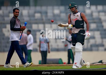 Hasan Mahmud (à droite) en tant que membre de l'équipe du Bangladesh a commencé à s'entraîner avant la série de deux matchs à domicile contre l'Afrique du Sud au Sher-e-Bangla National de Mirpur Banque D'Images