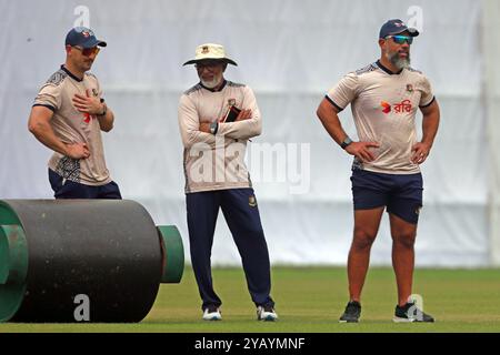 L'entraîneur-chef Chandika Hathurusingha (M) alors que l'équipe du Bangladesh a commencé à s'entraîner avant les deux matchs à domicile contre l'Afrique du Sud au SH de Mirpur Banque D'Images