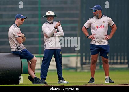 L'entraîneur-chef Chandika Hathurusingha (M) alors que l'équipe du Bangladesh a commencé à s'entraîner avant les deux matchs à domicile contre l'Afrique du Sud au SH de Mirpur Banque D'Images