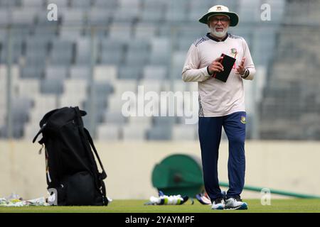 L'entraîneur-chef Chandika Hathurusingha (M) alors que l'équipe du Bangladesh a commencé à s'entraîner avant les deux matchs à domicile contre l'Afrique du Sud au SH de Mirpur Banque D'Images