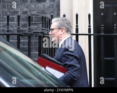 Londres, Royaume-Uni. 16 octobre 2024. Le premier ministre britannique Sir Keir Starmer quitte le 10 Downing Street pour assister aux questions hebdomadaires du premier ministre PMQ au Parlement. Crédit : Uwe Deffner/Alamy Live News Banque D'Images