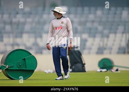 L'entraîneur-chef Chandika Hathurusingha (M) alors que l'équipe du Bangladesh a commencé à s'entraîner avant les deux matchs à domicile contre l'Afrique du Sud au SH de Mirpur Banque D'Images