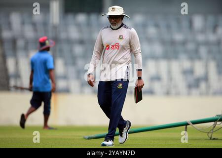 L'entraîneur-chef Chandika Hathurusingha (M) alors que l'équipe du Bangladesh a commencé à s'entraîner avant les deux matchs à domicile contre l'Afrique du Sud au SH de Mirpur Banque D'Images