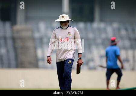 L'entraîneur-chef Chandika Hathurusingha (M) alors que l'équipe du Bangladesh a commencé à s'entraîner avant les deux matchs à domicile contre l'Afrique du Sud au SH de Mirpur Banque D'Images