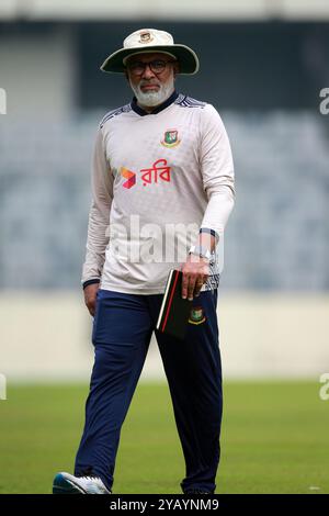 L'entraîneur-chef Chandika Hathurusingha (M) alors que l'équipe du Bangladesh a commencé à s'entraîner avant les deux matchs à domicile contre l'Afrique du Sud au SH de Mirpur Banque D'Images