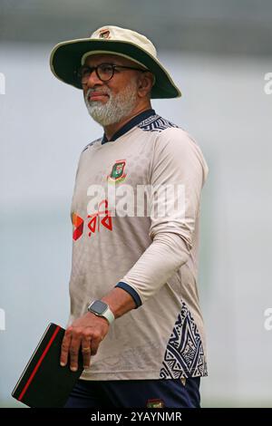 L'entraîneur-chef Chandika Hathurusingha (M) alors que l'équipe du Bangladesh a commencé à s'entraîner avant les deux matchs à domicile contre l'Afrique du Sud au SH de Mirpur Banque D'Images