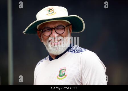 L'entraîneur-chef Chandika Hathurusingha (M) alors que l'équipe du Bangladesh a commencé à s'entraîner avant les deux matchs à domicile contre l'Afrique du Sud au SH de Mirpur Banque D'Images