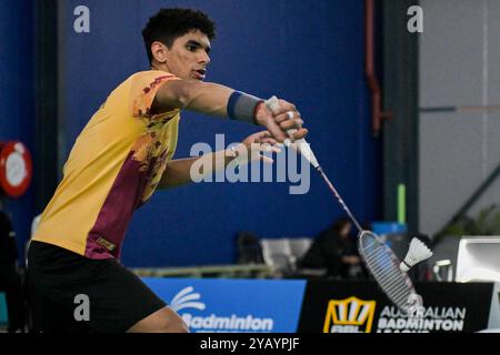 Sydney, Australie. 16 octobre 2024. Samarveer de l'Inde vu en action lors du match de la ronde unique masculine de 64 contre Zewei Xie de l'Australie (non sur la photo) lors du ROKETTO Sydney International 2024 qui s'est tenu au Roketto Badminton Centre, Lidcombe. Finale score Samarveer 2:1 Xie. Crédit : SOPA images Limited/Alamy Live News Banque D'Images